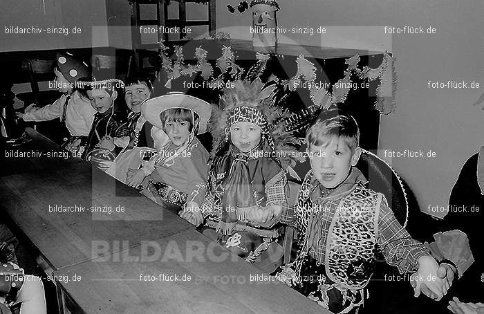 Karneval im Kath.Kindergarten St.Peter Sinzig Zehnthofstraße 1965-66: KRKTKNSTPTSNZH-005067