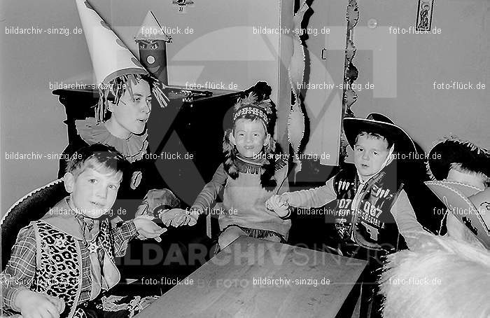 Karneval im Kath.Kindergarten St.Peter Sinzig Zehnthofstraße 1965-66: KRKTKNSTPTSNZH-005068