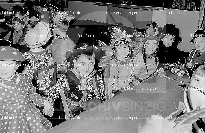 Karneval im Kath.Kindergarten St.Peter Sinzig Zehnthofstraße 1965-66: KRKTKNSTPTSNZH-005069