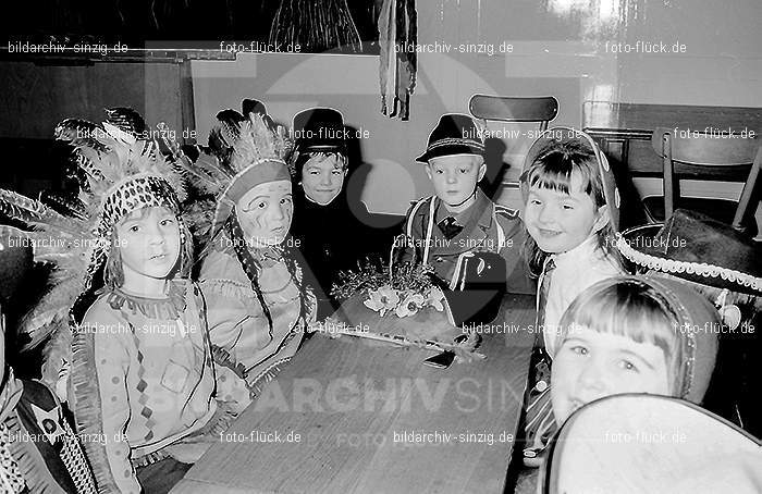 Karneval im Kath.Kindergarten St.Peter Sinzig Zehnthofstraße 1965-66: KRKTKNSTPTSNZH-005070