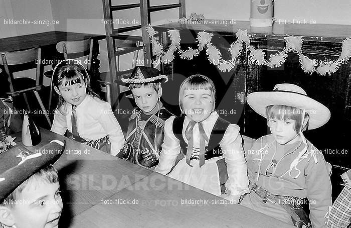 Karneval im Kath.Kindergarten St.Peter Sinzig Zehnthofstraße 1965-66: KRKTKNSTPTSNZH-005071