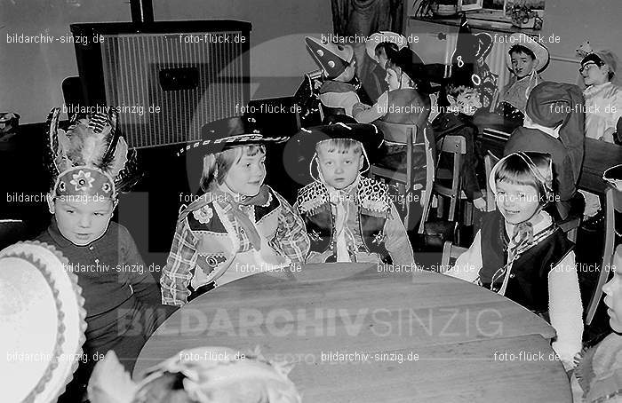 Karneval im Kath.Kindergarten St.Peter Sinzig Zehnthofstraße 1965-66: KRKTKNSTPTSNZH-005073