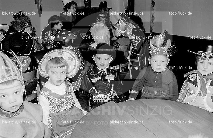 Karneval im Kath.Kindergarten St.Peter Sinzig Zehnthofstraße 1965-66: KRKTKNSTPTSNZH-005074