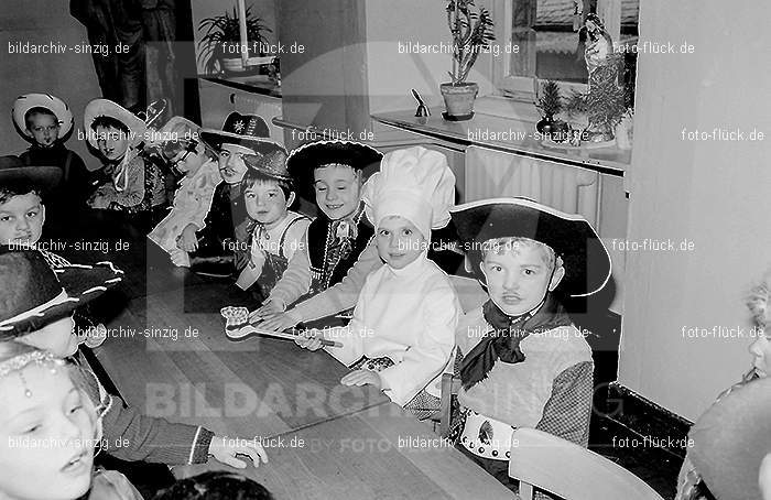 Karneval im Kath.Kindergarten St.Peter Sinzig Zehnthofstraße 1965-66: KRKTKNSTPTSNZH-005075