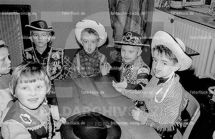 Karneval im Kath.Kindergarten St.Peter Sinzig Zehnthofstraße 1965-66: KRKTKNSTPTSNZH-005077