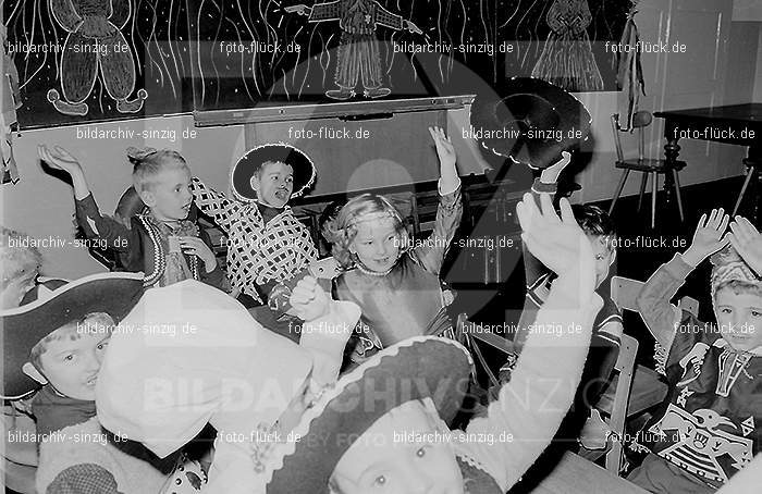 Karneval im Kath.Kindergarten St.Peter Sinzig Zehnthofstraße 1965-66: KRKTKNSTPTSNZH-005078