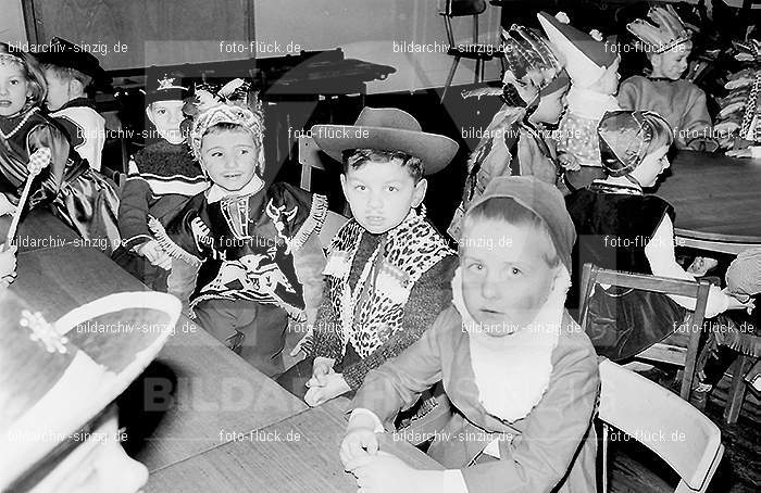 Karneval im Kath.Kindergarten St.Peter Sinzig Zehnthofstraße 1965-66: KRKTKNSTPTSNZH-005080