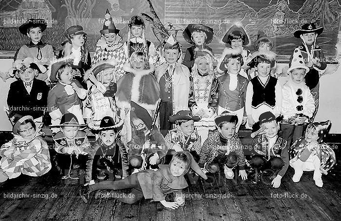 Karneval im Kath.Kindergarten St.Peter Sinzig Zehnthofstraße 1965-66: KRKTKNSTPTSNZH-005081