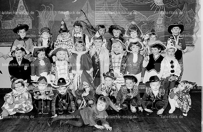 Karneval im Kath.Kindergarten St.Peter Sinzig Zehnthofstraße 1965-66: KRKTKNSTPTSNZH-005082