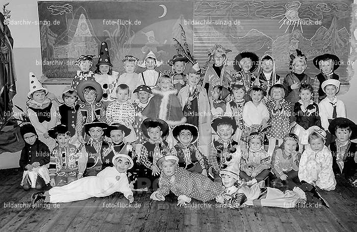 Karneval im Kath.Kindergarten St.Peter Sinzig Zehnthofstraße 1965-66: KRKTKNSTPTSNZH-005083