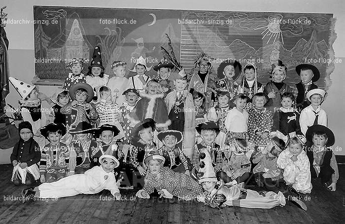 Karneval im Kath.Kindergarten St.Peter Sinzig Zehnthofstraße 1965-66: KRKTKNSTPTSNZH-005084