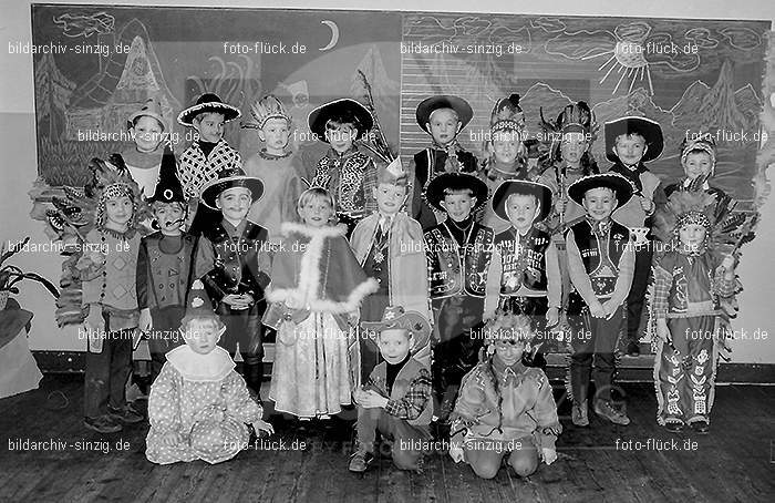 Karneval im Kath.Kindergarten St.Peter Sinzig Zehnthofstraße 1965-66: KRKTKNSTPTSNZH-005086