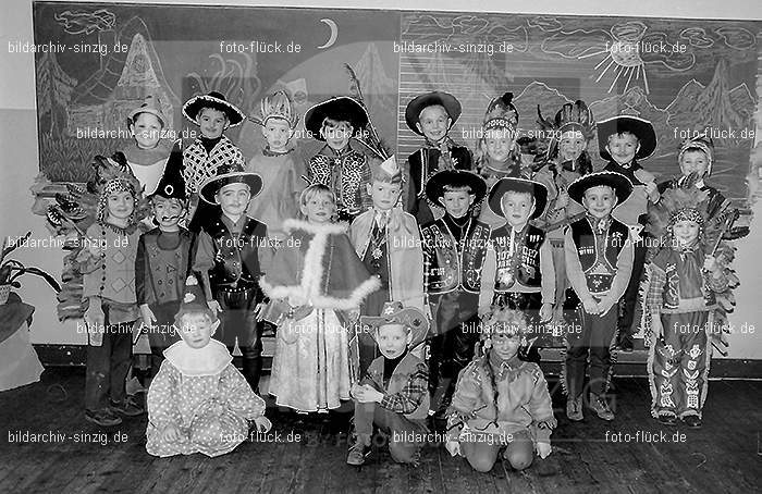 Karneval im Kath.Kindergarten St.Peter Sinzig Zehnthofstraße 1965-66: KRKTKNSTPTSNZH-005087