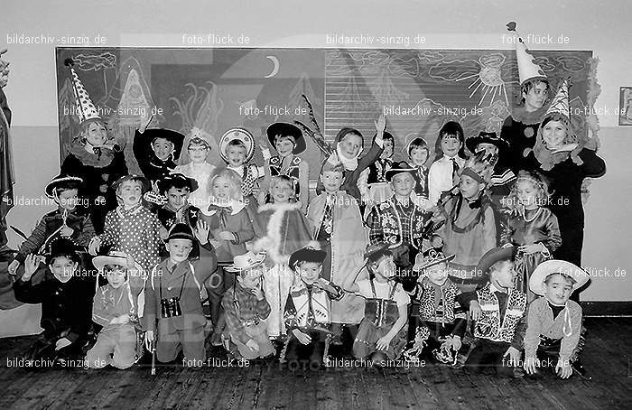 Karneval im Kath.Kindergarten St.Peter Sinzig Zehnthofstraße 1965-66: KRKTKNSTPTSNZH-005088