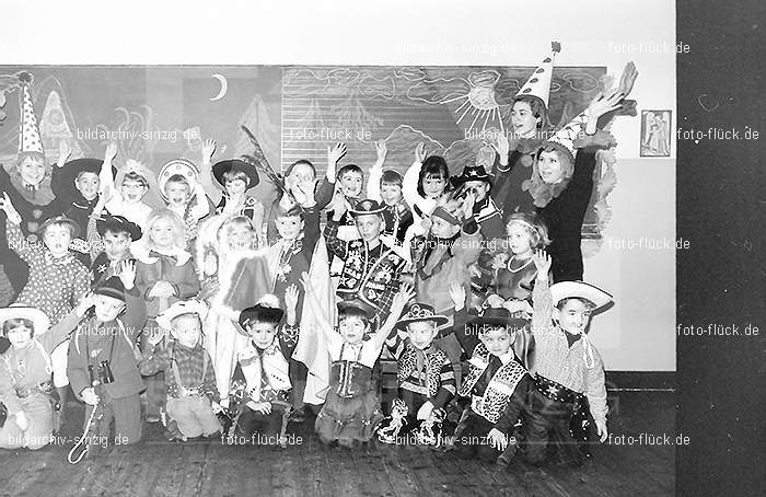 Karneval im Kath.Kindergarten St.Peter Sinzig Zehnthofstraße 1965-66: KRKTKNSTPTSNZH-005089