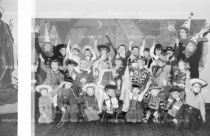 Karneval im Kath.Kindergarten St.Peter Sinzig Zehnthofstraße 1965-66: KRKTKNSTPTSNZH-005090