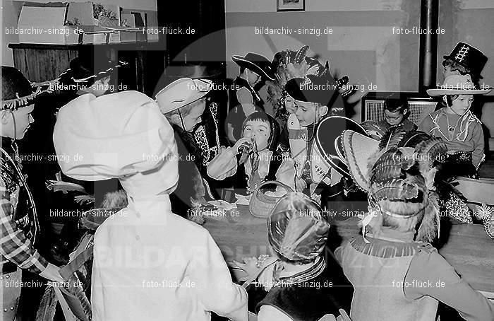 Karneval im Kath.Kindergarten St.Peter Sinzig Zehnthofstraße 1965-66: KRKTKNSTPTSNZH-005091