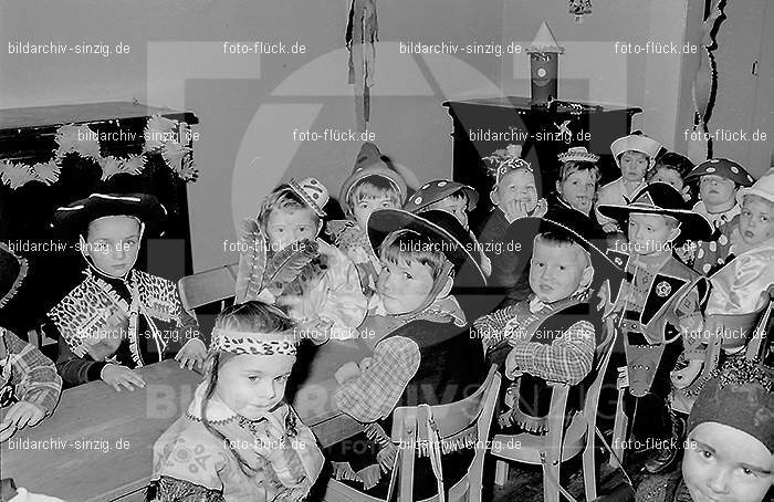 Karneval im Kath.Kindergarten St.Peter Sinzig Zehnthofstraße 1965-66: KRKTKNSTPTSNZH-005092