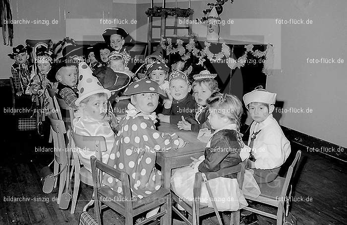 Karneval im Kath.Kindergarten St.Peter Sinzig Zehnthofstraße 1965-66: KRKTKNSTPTSNZH-005093