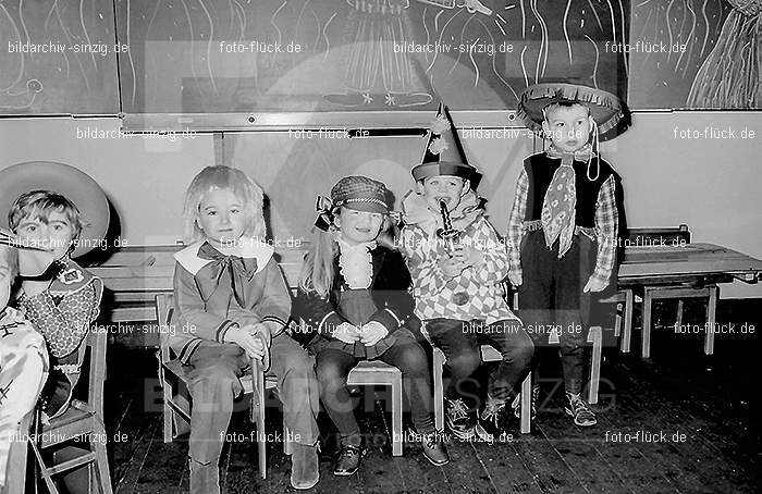 Karneval im Kath.Kindergarten St.Peter Sinzig Zehnthofstraße 1965-66: KRKTKNSTPTSNZH-005094