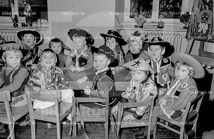 Karneval im Kath.Kindergarten St.Peter Sinzig Zehnthofstraße 1965-66: KRKTKNSTPTSNZH-005095