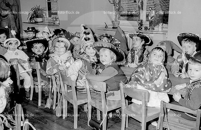 Karneval im Kath.Kindergarten St.Peter Sinzig Zehnthofstraße 1965-66: KRKTKNSTPTSNZH-005096
