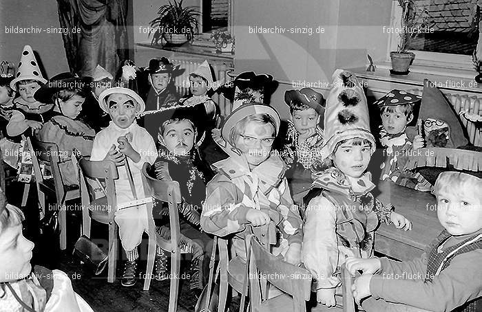 Karneval im Kath.Kindergarten St.Peter Sinzig Zehnthofstraße 1965-66: KRKTKNSTPTSNZH-005097