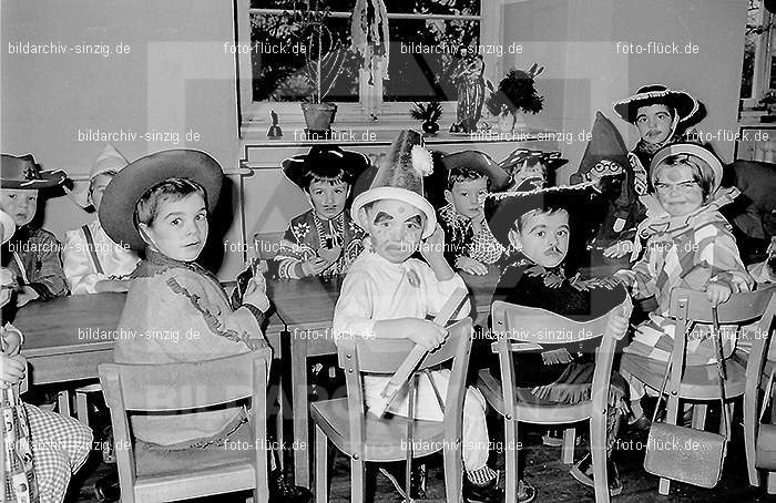Karneval im Kath.Kindergarten St.Peter Sinzig Zehnthofstraße 1965-66: KRKTKNSTPTSNZH-005098