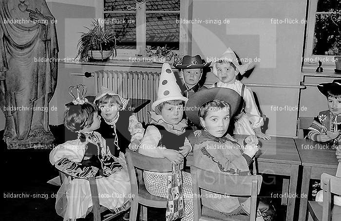 Karneval im Kath.Kindergarten St.Peter Sinzig Zehnthofstraße 1965-66: KRKTKNSTPTSNZH-005099