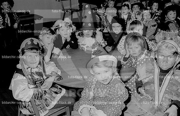 Karneval im Kath.Kindergarten St.Peter Sinzig Zehnthofstraße 1965-66: KRKTKNSTPTSNZH-005100