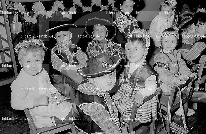 Karneval im Kath.Kindergarten St.Peter Sinzig Zehnthofstraße 1965-66: KRKTKNSTPTSNZH-005101