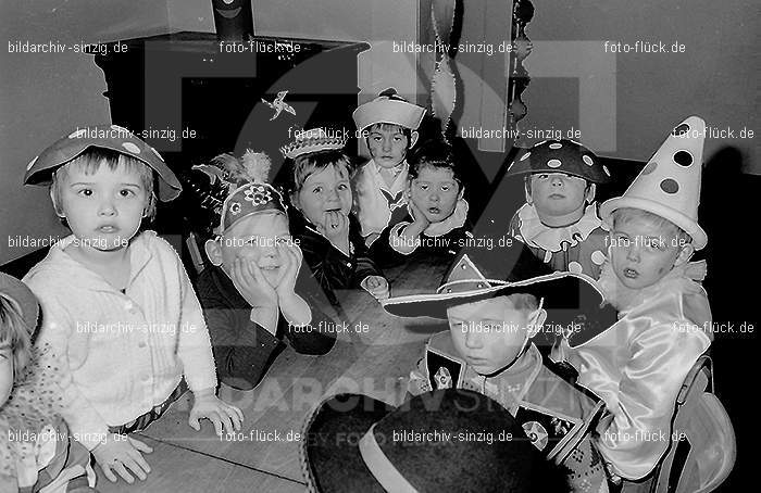 Karneval im Kath.Kindergarten St.Peter Sinzig Zehnthofstraße 1965-66: KRKTKNSTPTSNZH-005103