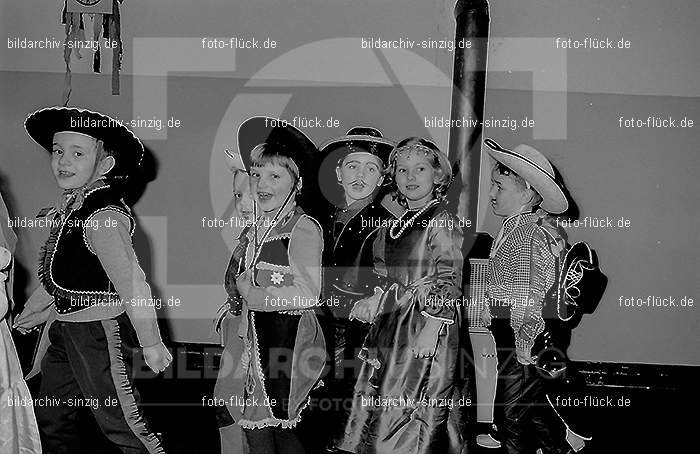 Karneval im Kath.Kindergarten St.Peter Sinzig Zehnthofstraße 1965-66: KRKTKNSTPTSNZH-005106