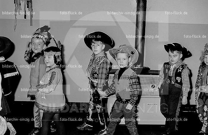 Karneval im Kath.Kindergarten St.Peter Sinzig Zehnthofstraße 1965-66: KRKTKNSTPTSNZH-005107