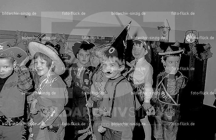 Karneval im Kath.Kindergarten St.Peter Sinzig Zehnthofstraße 1965-66: KRKTKNSTPTSNZH-005108