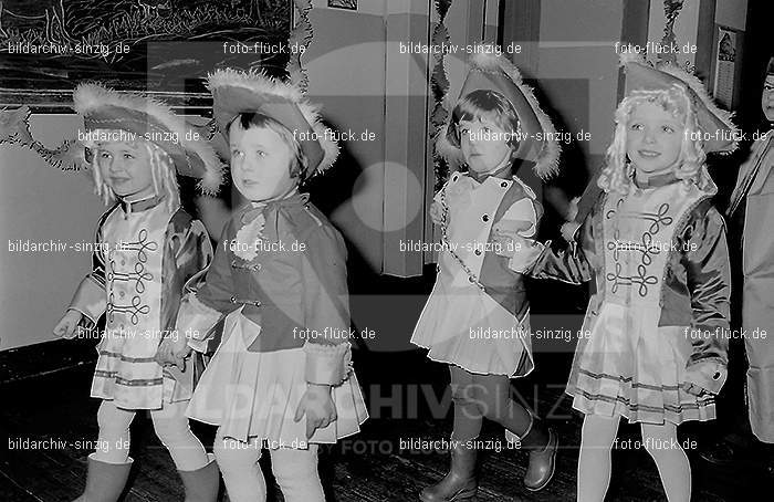 Karneval im Kath.Kindergarten St.Peter Sinzig Zehnthofstraße 1965-66: KRKTKNSTPTSNZH-005111
