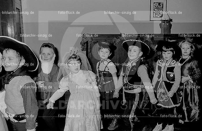 Karneval im Kath.Kindergarten St.Peter Sinzig Zehnthofstraße 1965-66: KRKTKNSTPTSNZH-005112