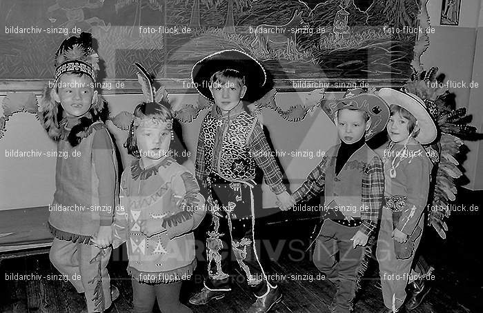 Karneval im Kath.Kindergarten St.Peter Sinzig Zehnthofstraße 1965-66: KRKTKNSTPTSNZH-005113