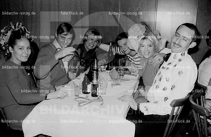 1968 Maskenball des Turnvereins TV 08 in Sinzig im Helenensaal: MSTRTVSNHL-005651