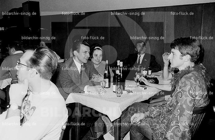 1968 Maskenball des Turnvereins TV 08 in Sinzig im Helenensaal: MSTRTVSNHL-005654