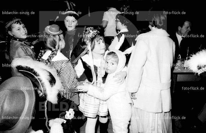1968 Kinderkarneval im Helenensaal Sinzig vom TV08 -Turnverein -Karnevals-Sonntag: KNHLSNTVTRKRSN-005732