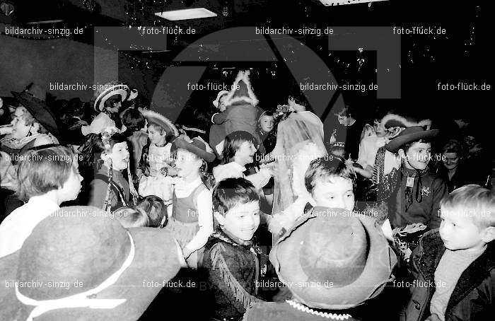 1968 Kinderkarneval im Helenensaal Sinzig vom TV08 -Turnverein -Karnevals-Sonntag: KNHLSNTVTRKRSN-005734