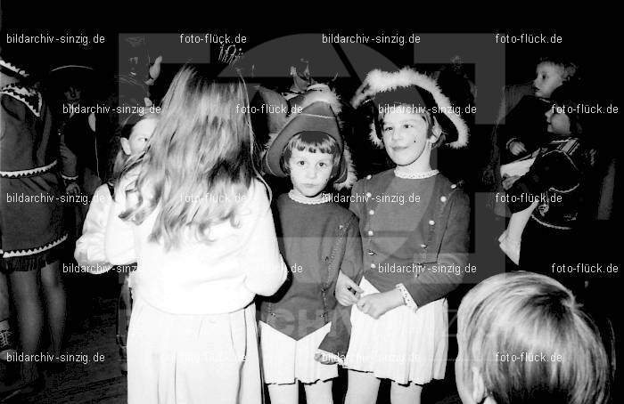 1968 Kinderkarneval im Helenensaal Sinzig vom TV08 -Turnverein -Karnevals-Sonntag: KNHLSNTVTRKRSN-005736