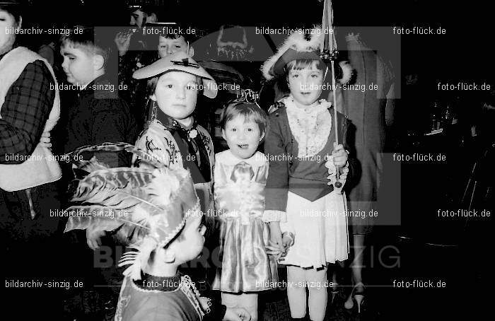 1968 Kinderkarneval im Helenensaal Sinzig vom TV08 -Turnverein -Karnevals-Sonntag: KNHLSNTVTRKRSN-005737