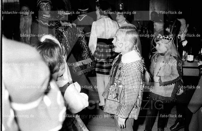 1968 Kinderkarneval im Helenensaal Sinzig vom TV08 -Turnverein -Karnevals-Sonntag: KNHLSNTVTRKRSN-005743
