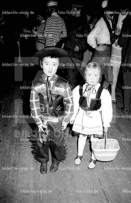 1968 Kinderkarneval im Helenensaal Sinzig vom TV08 -Turnverein -Karnevals-Sonntag: KNHLSNTVTRKRSN-005745