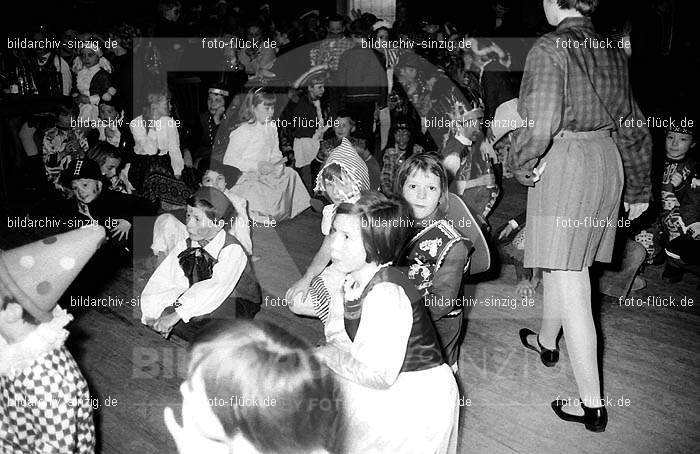 1968 Kinderkarneval im Helenensaal Sinzig vom TV08 -Turnverein -Karnevals-Sonntag: KNHLSNTVTRKRSN-005746