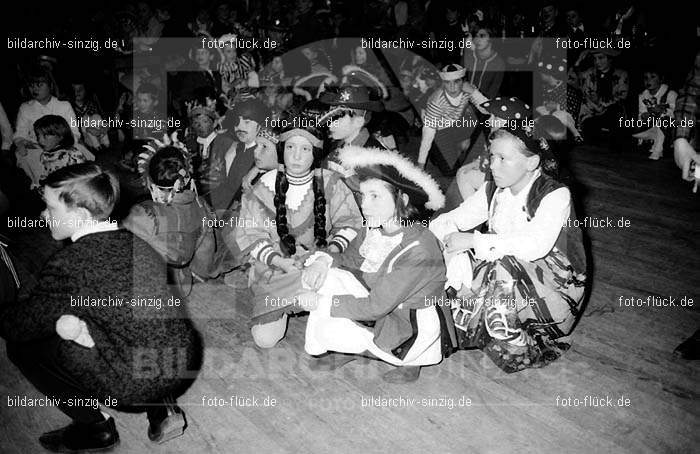 1968 Kinderkarneval im Helenensaal Sinzig vom TV08 -Turnverein -Karnevals-Sonntag: KNHLSNTVTRKRSN-005747