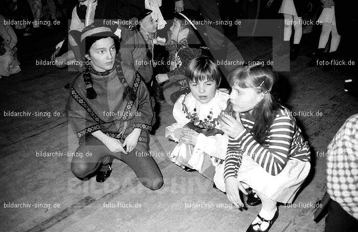 1968 Kinderkarneval im Helenensaal Sinzig vom TV08 -Turnverein -Karnevals-Sonntag: KNHLSNTVTRKRSN-005748