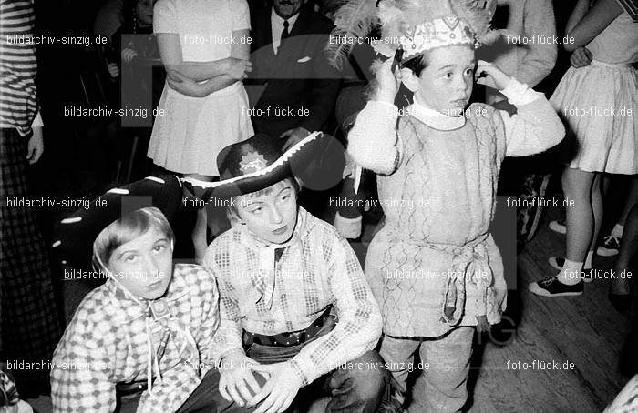 1968 Kinderkarneval im Helenensaal Sinzig vom TV08 -Turnverein -Karnevals-Sonntag: KNHLSNTVTRKRSN-005749